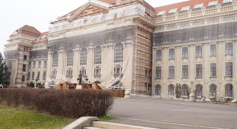 Egyetemi főépület felújítása: a terveknek megfelelően