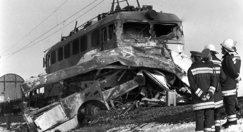Nyitott sorompónál várt a halál: autóbusszal ütközött a tehervonat Kutason