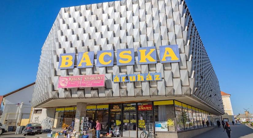 Filmbe illő módszerrel raboltak Baján: a tetőn át jutottak be az áruházba