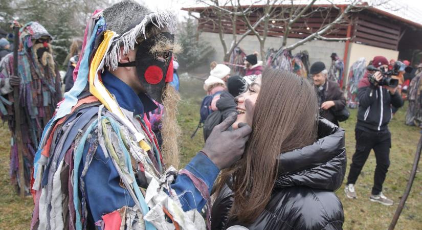 Tovább folytatódott a hagyomány: elűzték a telet a mohai tikverők (galéria)