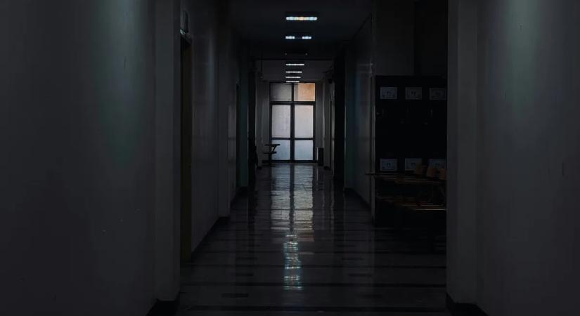 Két diákkal is viszonyt folytatott a 31 éves iskolatitkár