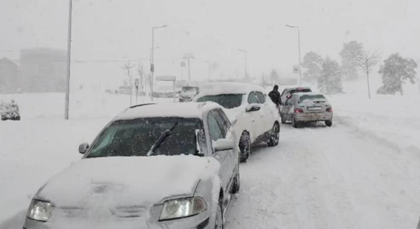 A hó fogságába kerültek a zlatibori turisták (videóval)