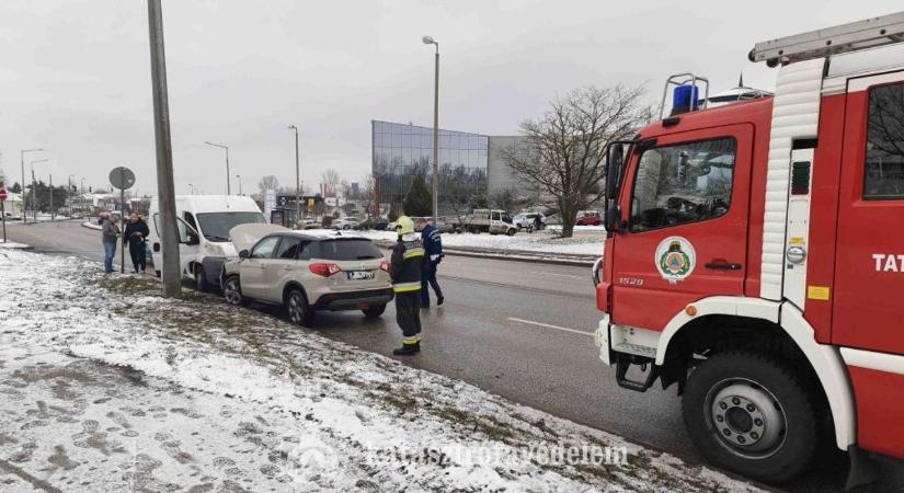 Helyszíni fotókon a tatabányai baleset, tűzoltók és mentők is rohantak az ütközéshez