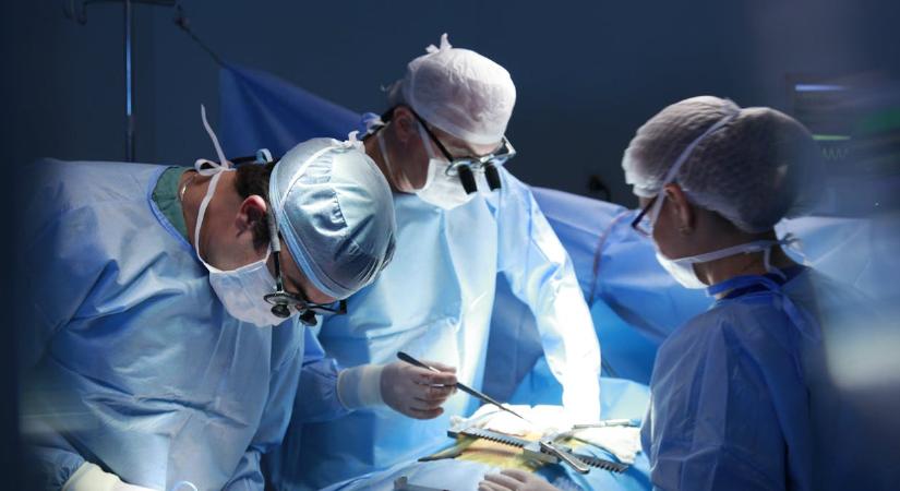 A várólisták továbbra sem csökkennek: ennyit kell várni most a műtétekre