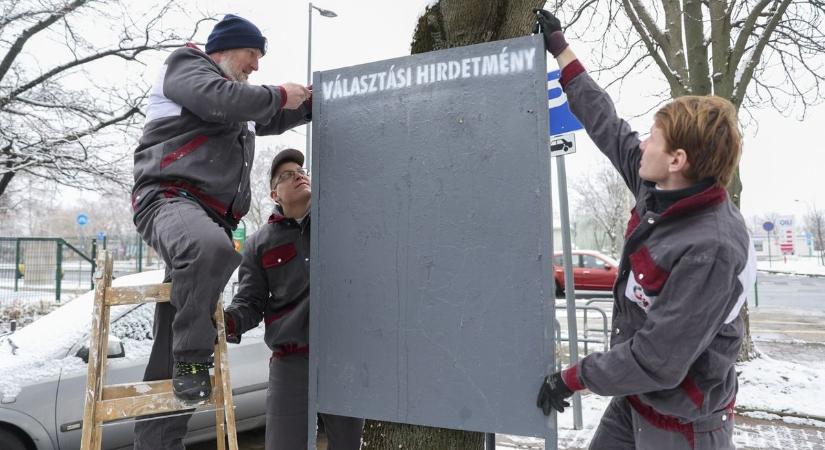 Megújult plakátállványokat helyezett ki a Győr-Szol a választásra