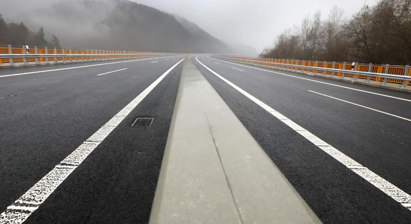 A déli régiók helyett keleten és északon kellene autópályákat építeni – állítja az SaS