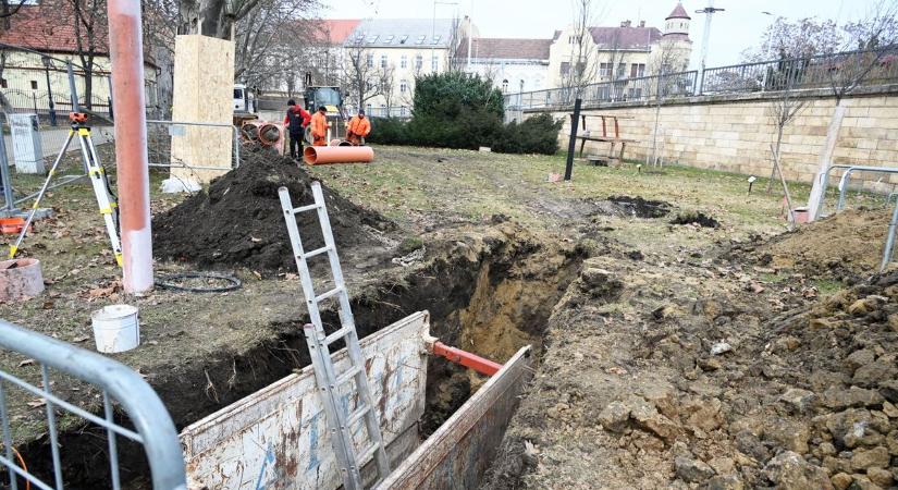 Parkolóhelyeket szüntetnek meg Szolnokon, ez az oka