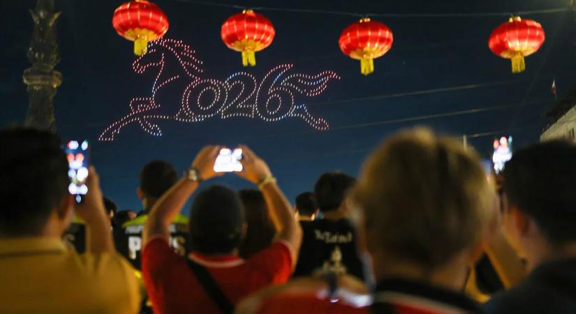 Holdújév különlegességei: látványos képeken a Ló évének köszöntése – galéria