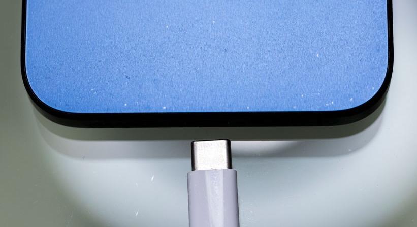 Így használod a telefontöltődet? Sok pénzt szórsz el…