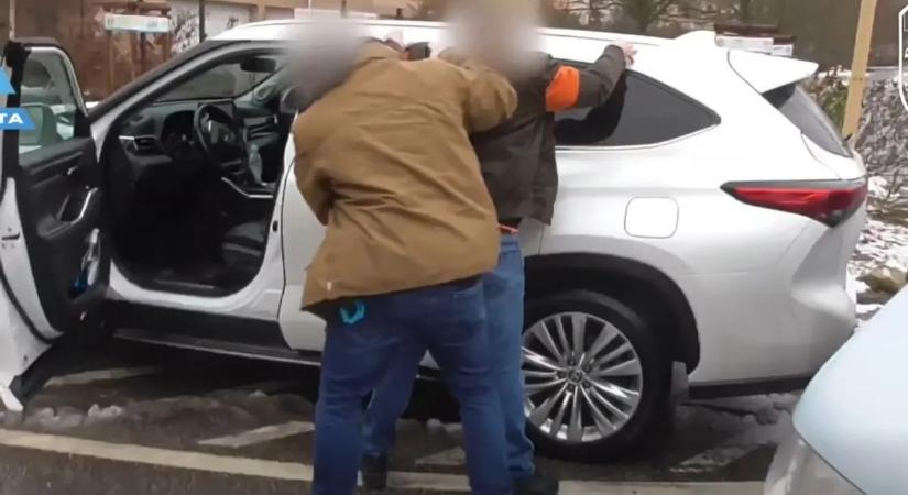 Videón a nyomozók rajtaütése – így bukott le a nemzetközi drogfutár
