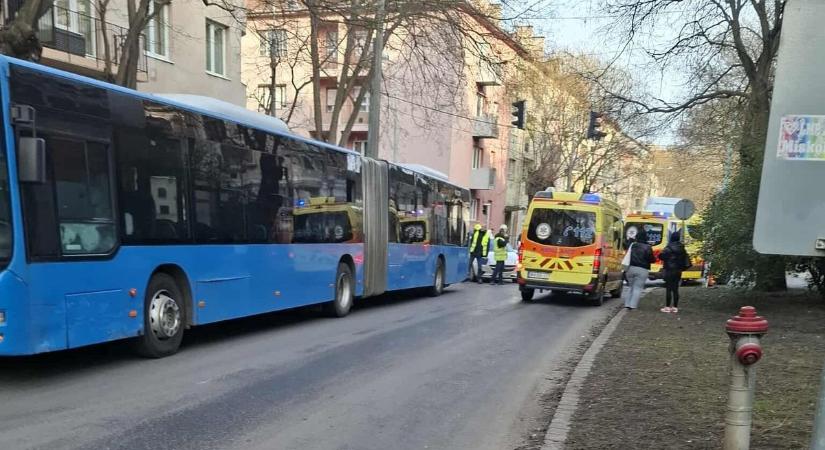 Busz és autó ütközött Miskolc belvárosában – több mentő a helyszínen! - fotókkal