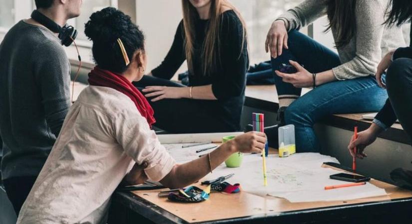 Itt a friss hír: megemelné a kormány a roma diákok ösztöndíját