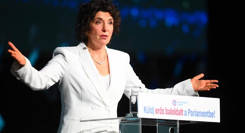 Óriásplakátkampányt indít a Demokratikus Koalíció a határon túliak szavazati jogának elvételéről