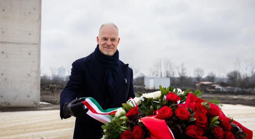 Reszkethet az ellenség: virágcsokor került az 59 milliárdból épülő szolnoki laktanyára, amiből Mészáros Lőrinc gazdagszik