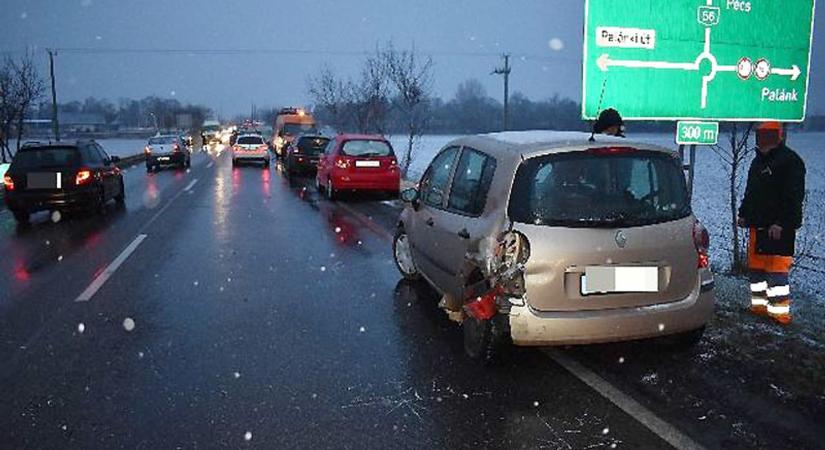 Három autó összetört, egy ember megsérült Szekszárdon