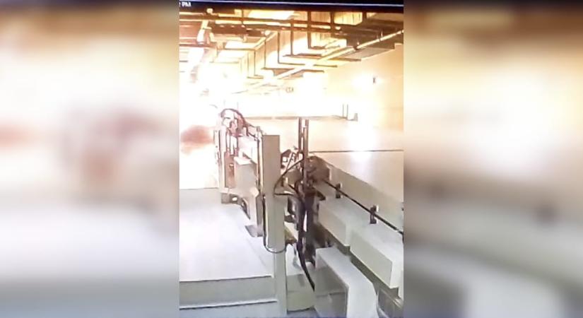 Magyar Péter bemutatott egy videót, amelyen egy robbanás látható a gödi Samsung-gyárban állítása szerint