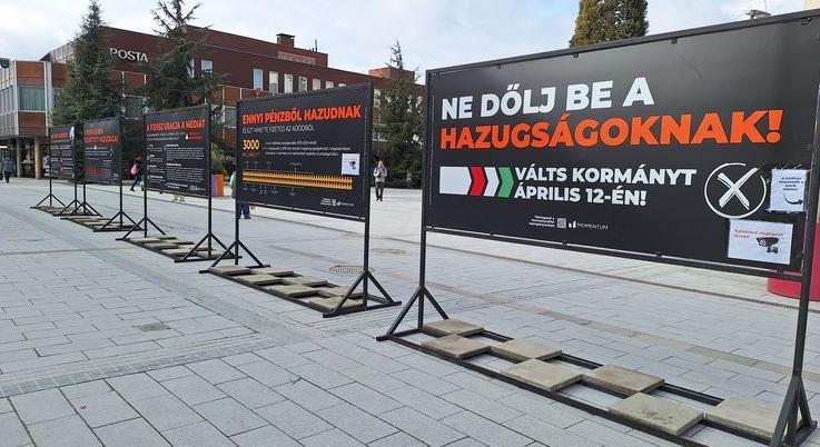 MOMENTUM – A propagandagépezet hazugságai installációkon