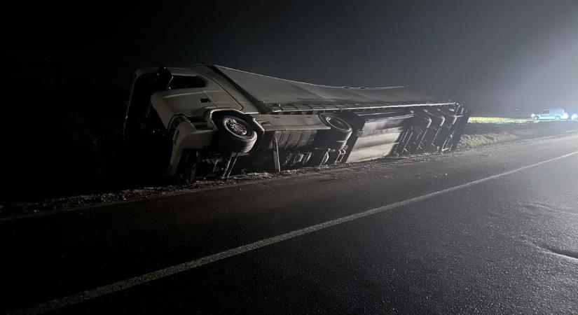 Rémisztő képsorok - felborult egy teherautó a főúton