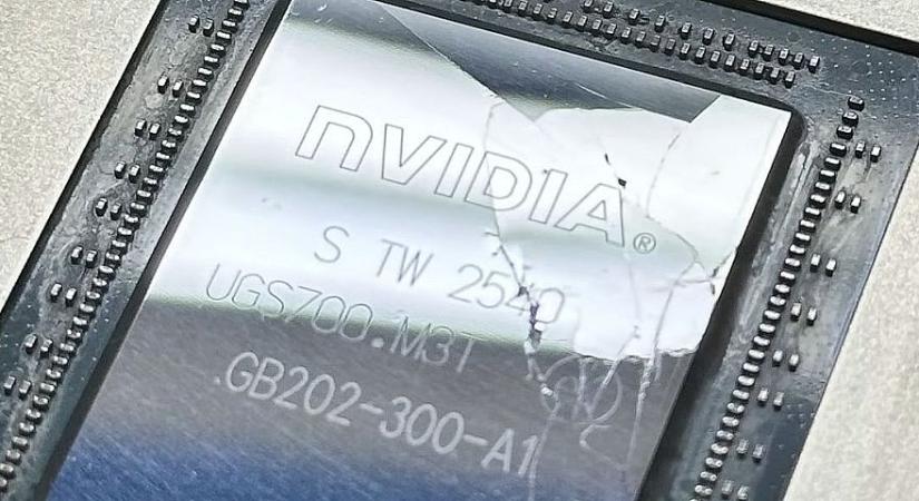Videón a 2 milliós videókártya, aminek magja darabokra repedt a túlhajtás miatt