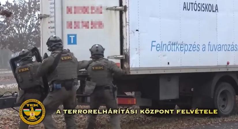 Rendőrre lőttek az embercsempészek: egyikük különös titkot osztott meg