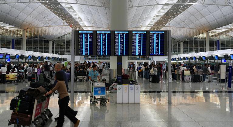 Ámokfutást rendezett egy turista a hongkongi reptéren