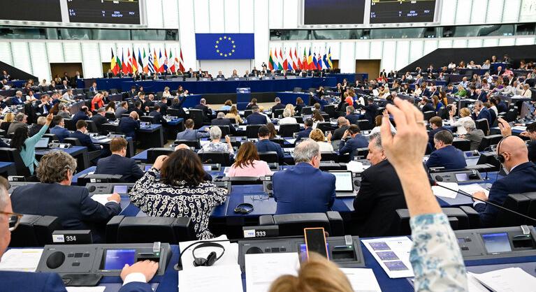 Tiltólistára kerültek az AI-funkciók az EP-képviselők eszközein