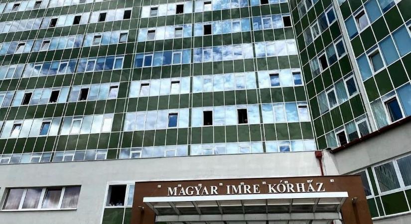 Kórházi helyzet: Veszprémben látogatási tilalom lépett életbe, Ajkán csak szigorítások