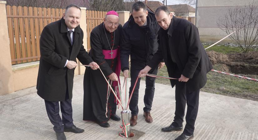 Üzenet a jövőnek: bővül az egyeki idősotthon
