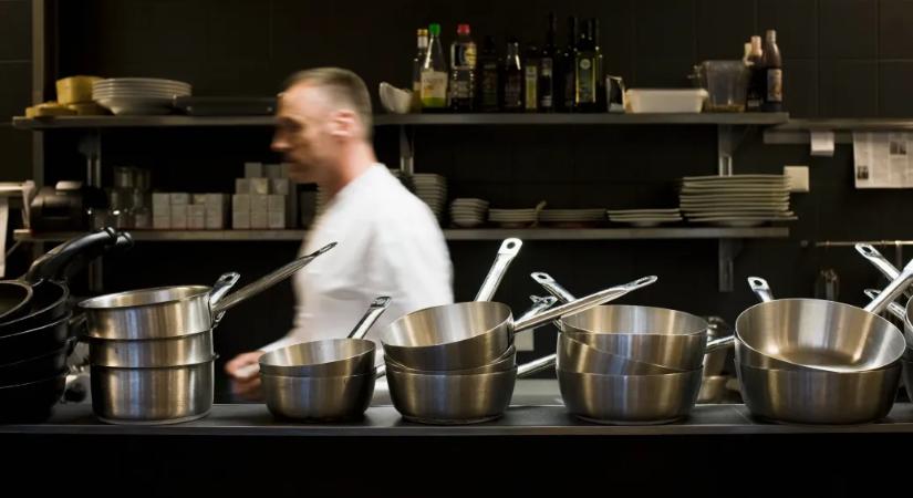 Adómentes pálinkával és kedvezményes hitellel dobna mentőövet az éttermeknek a kormány