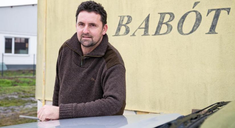 Maldív-szigeteki utat kínál a tanároknak, saját pénzből újítja fel az utakat Babót polgármestere