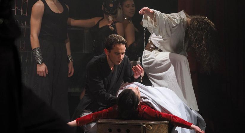 Végül minden álarc lehullt! – Felülmúlta a nézők várakozását Jókai művének feldolgozása (galéria)