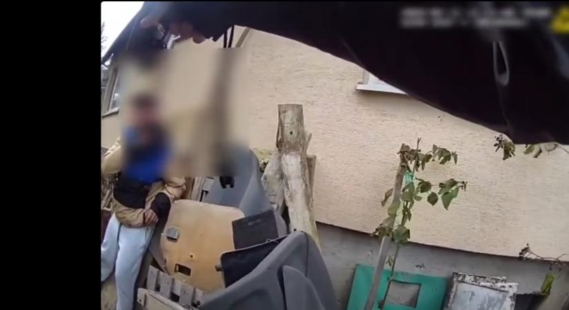 Késsel fenyegetőzött a tolvaj Cseklészen, menekülés közben csípték nyakon a rendőrök (videó)