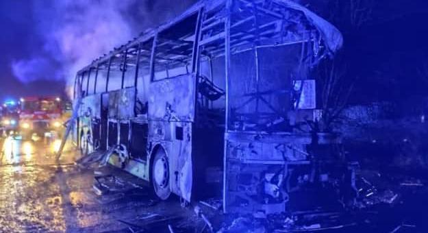 Tragédia Szlovákiában: lengyel busz égett ki egy balesetben, a sofőr meghalt