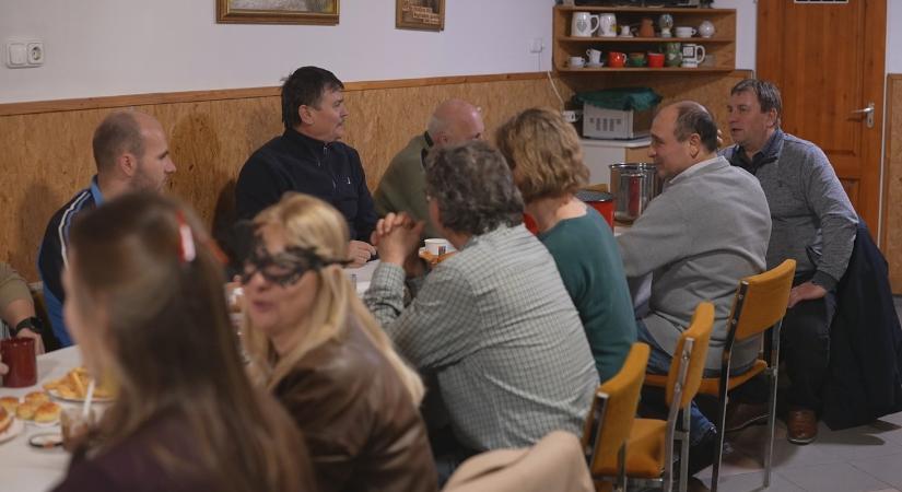 Fánk és forralt bor a Sárgödör téren