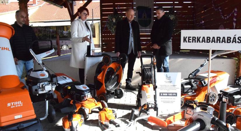 Nagy bejelentés a zalai faluban: az új gépek után útfelújítás jön