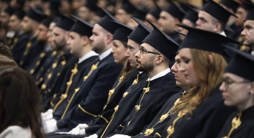 181 álom vált valóra a győri egyetemen, átvehették diplomájukat a végzősök - fotók