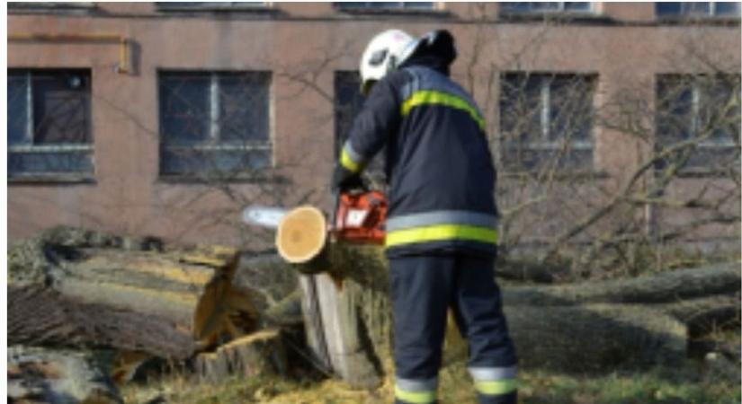 Hullott a vakolat, repült a hintaágy – Pusztító szél adott munkát a tűzoltóknak