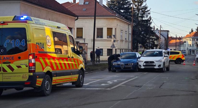 Rosszul lett egy sofőr, álló autók közé csapódott a járművével Szombathelyen - fotók