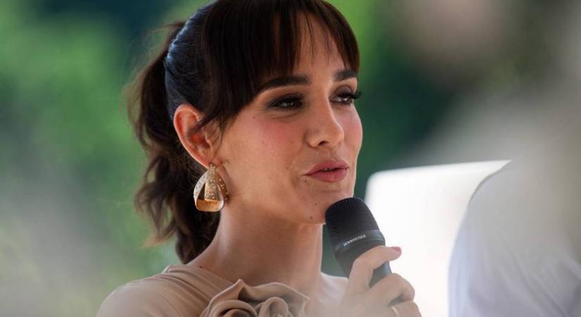 A köztévé gyönyörű műsorvezetője nem vett melltartót a kigombolt ruha alá: mindenki őt nézte a divathéten