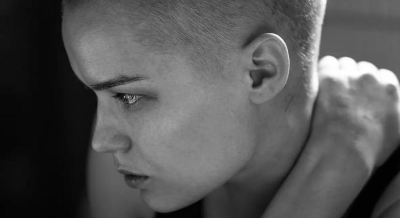 Elképesztő: TikTok-trend miatt lányok tömege borotválja kopaszra a fejét