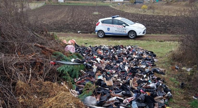 „Levetette” a használt cipőket a régi temető bejáratánál – Megbírságolták