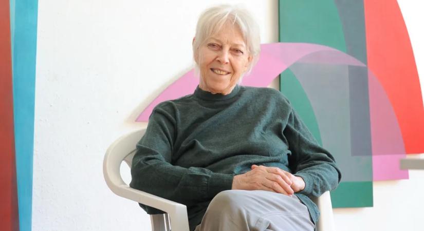 Az egyik legkeresettebb magyar alkotó, aki úgy vizsgálta a szobát, hogy kihajtotta az oldalait és a mennyezetét