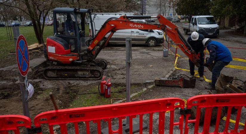 Felforgatták Felsővárost: feltúrt utca, eltűnt parkolók és medencényi kátyúk borzolják a kedélyeket