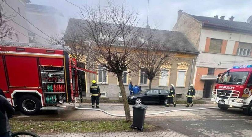 Drámai felvételen, ahogy a szombathelyi tűzoltók a lakástűzhöz száguldanak