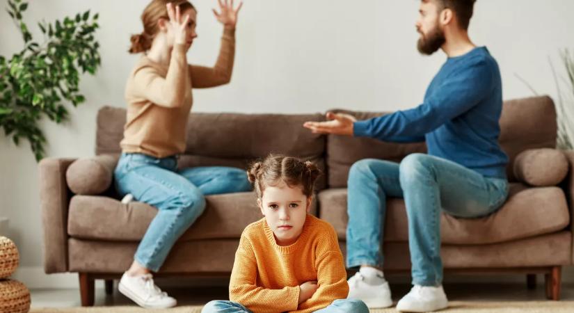 Aggódnak gyerekeikért a szülők: egyre többen küzdenek a FOBO-val