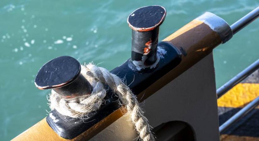 Rejtélyes hajó futott zátonyra: 20 éve senki sem tudja, hogy került a folyópartra