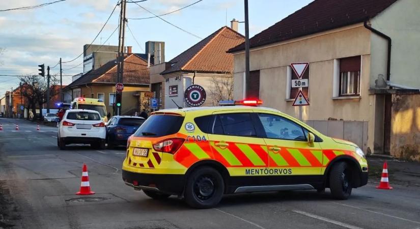 Vezetés közben lett rosszul egy sofőr, belecsapódott más autókba