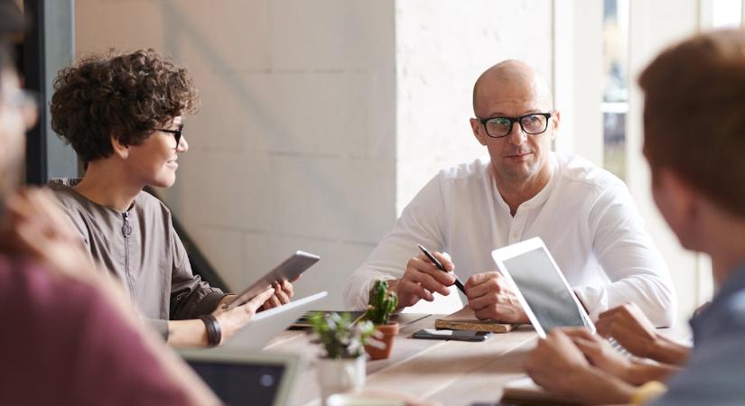 A színek pszichológiája - Ezért írja át a konverzió szabályait 2026-ban a „minimalizmus merész éllel” trend