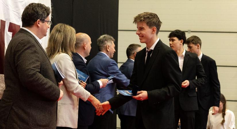 Virágzó sportélet Tatán – díjazták az elmúlt év legjobbjait fotók