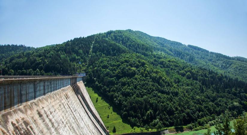 Ceausescu óta építik a gigászi gátat a Magyarországra tartó folyón, majdnem el is készült – a bíróság meg betiltotta